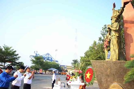Bí thư thứ nhất T.Ư Đoàn và lãnh đạo Quân chủng hải quân Việt Nam dâng hương tưởng niệm các anh hùng liệt sỹ.